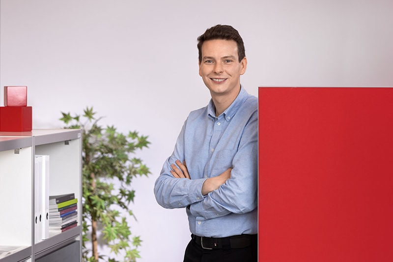 Mitarbeiter in modernem Büro, Schwerpunkt auf C-Artikel-Management bei Schröter GmbH für effiziente Beschaffungsprozesse.