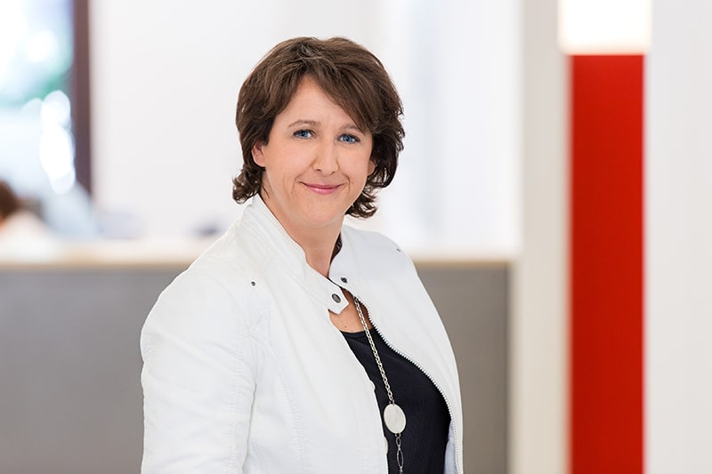 Miutarbeiterin im Büro der Schröter GmbH, einem familiengeführten Betrieb für C-Artikel-Beschaffung.