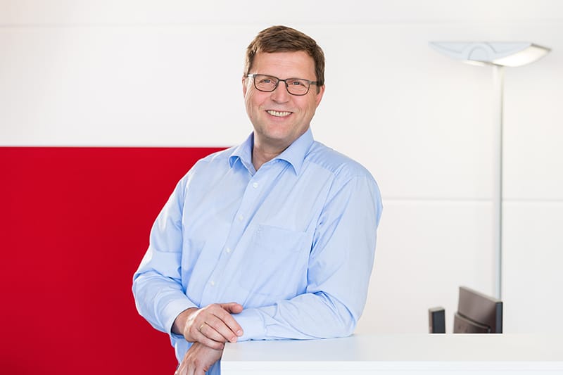 Mitarbeiter der Schröter GmbH im Büro, Anbieter von C-Artikel-Management und E-Procurement-Lösungen für Effizienz.
