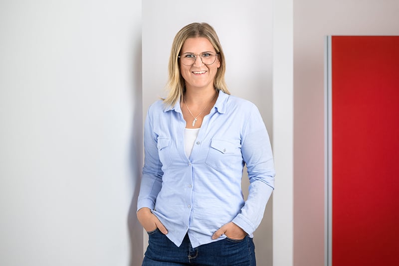 Mitarbeiterin der Schröter GmbH, einem familiengeführten Handelsunternehmen der Bürowirtschaft.