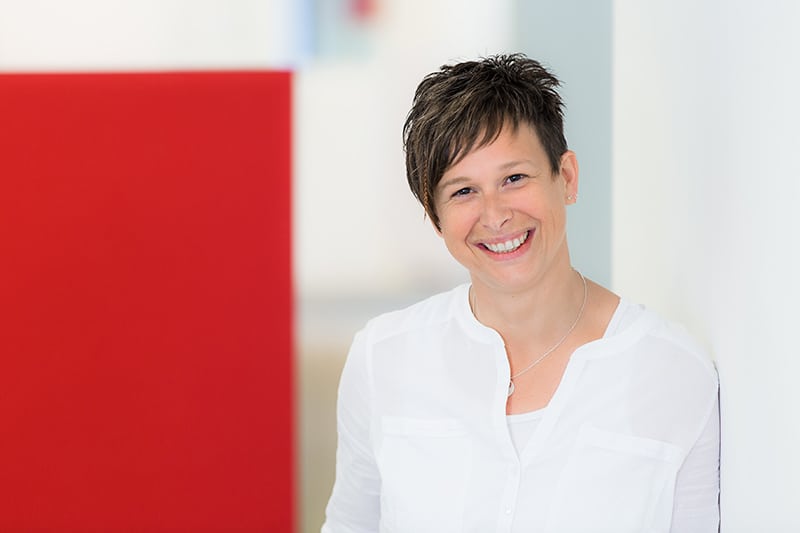 Mitarbeiterin in einem Büroumfeld, symbolisierend die Effizienz der Schröter GmbH in der C-Artikel-Beschaffung.