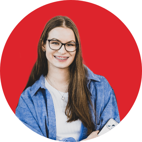 Eine lächelnde Frau mit Brille im blauen Hemd hält ein Smartphone vor rotem Hintergrund.