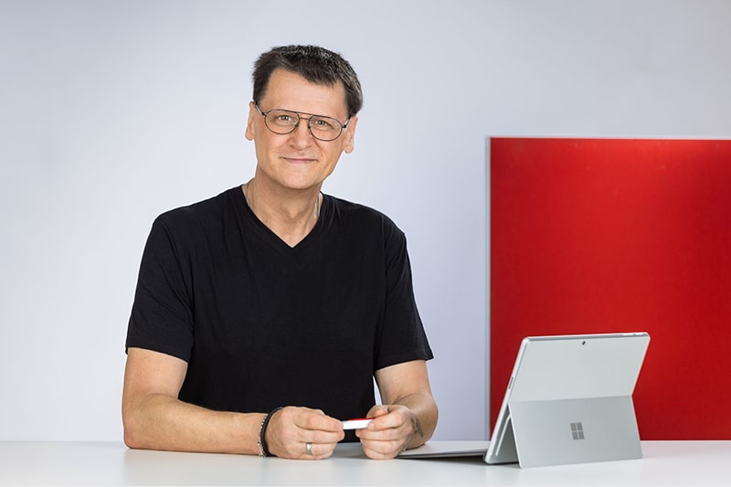 Mitarbeiter sitzt vor Laptop, repräsentiert Schröter GmbH, Experten für C-Artikel-Management und E-Procurement-Lösungen.