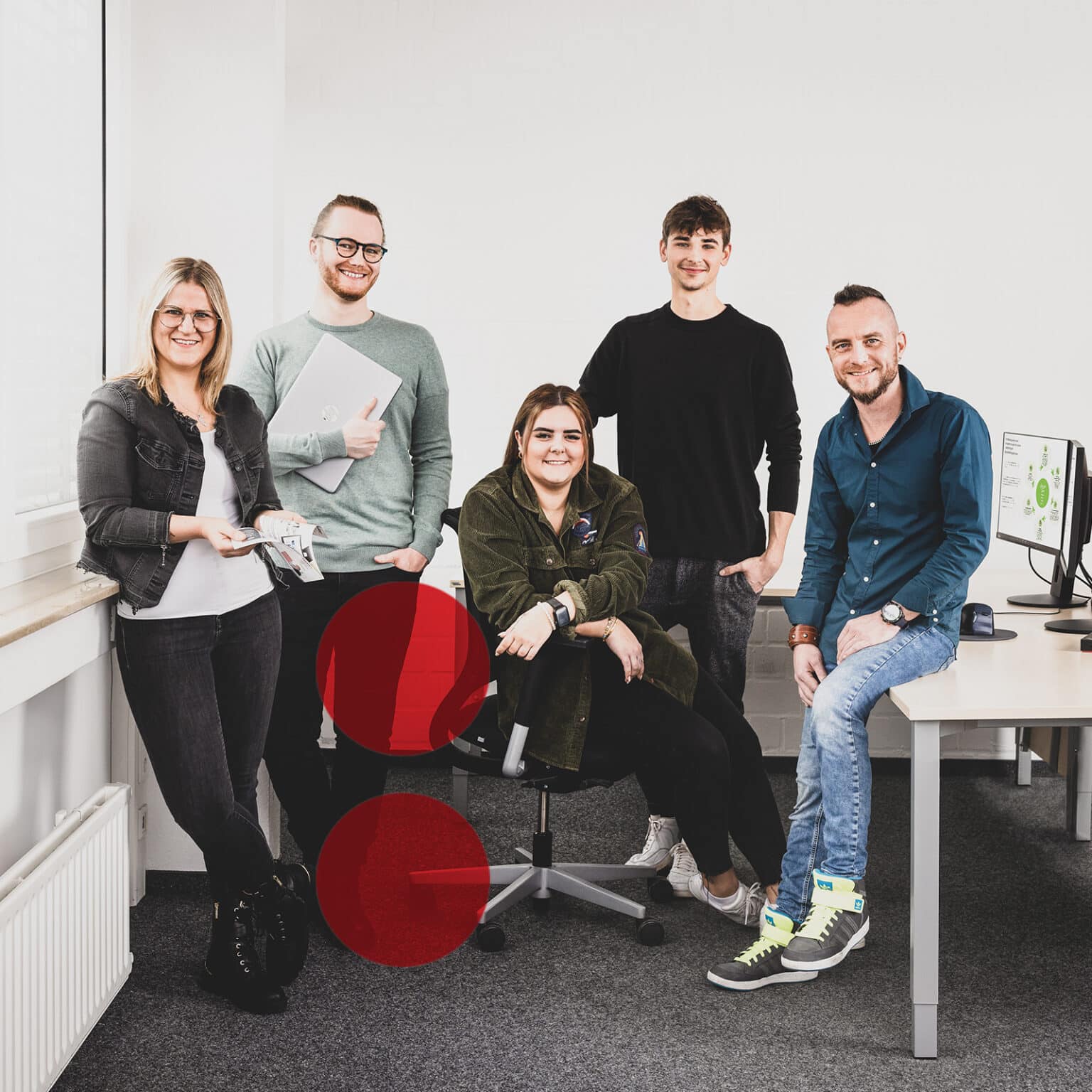 Gruppe von Schröter GmbH-Mitarbeitern in einem Büro, spezialisiert auf C-Artikel-Management und E-Procurement-Lösungen.