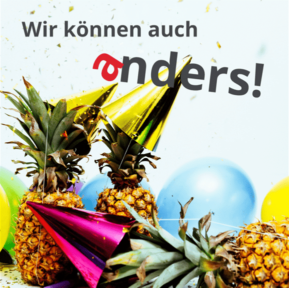 Ananas mit Partyhüten, Luftballons im Hintergrund und der Text „Wir können auch anders!“.