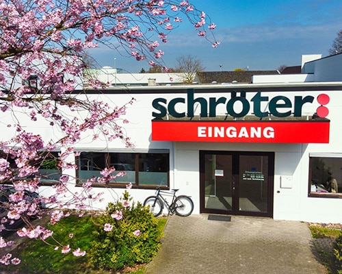 Kundenfreundlicher Eingang der Schröter GmbH, einem Spezialisten für C-Artikel-Management und E-Procurement-Lösungen.