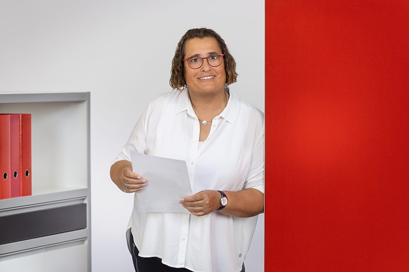 Person in modernem Büro, repräsentiert Schröter GmbH, Experten für C-Artikel-Beschaffung und E-Procurement.
