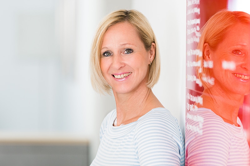 Mitarbeiterin in einem Büro der Schröter GmbH, einem familiengeführten Unternehmen für C-Artikel-Beschaffung.